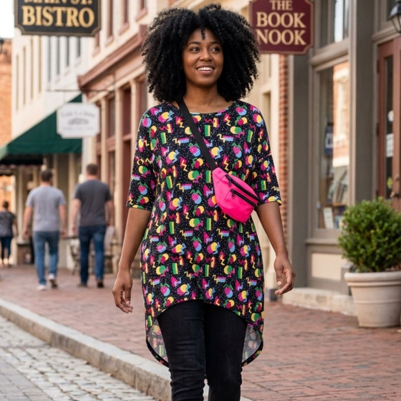 LuLaRoe Tops - 🌟 LULAROE: Patterned Tunic on Black Background/High Low- Size M   EUC